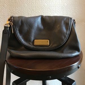 Marc Jacobs Natasha crossbody in gray!